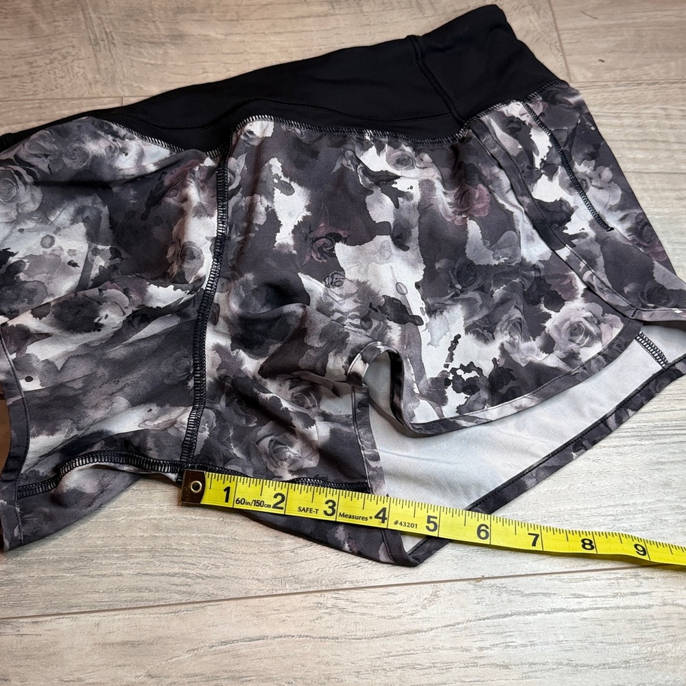 LULULEMON Speed Up Shorts 8 - Picture 14 of 14